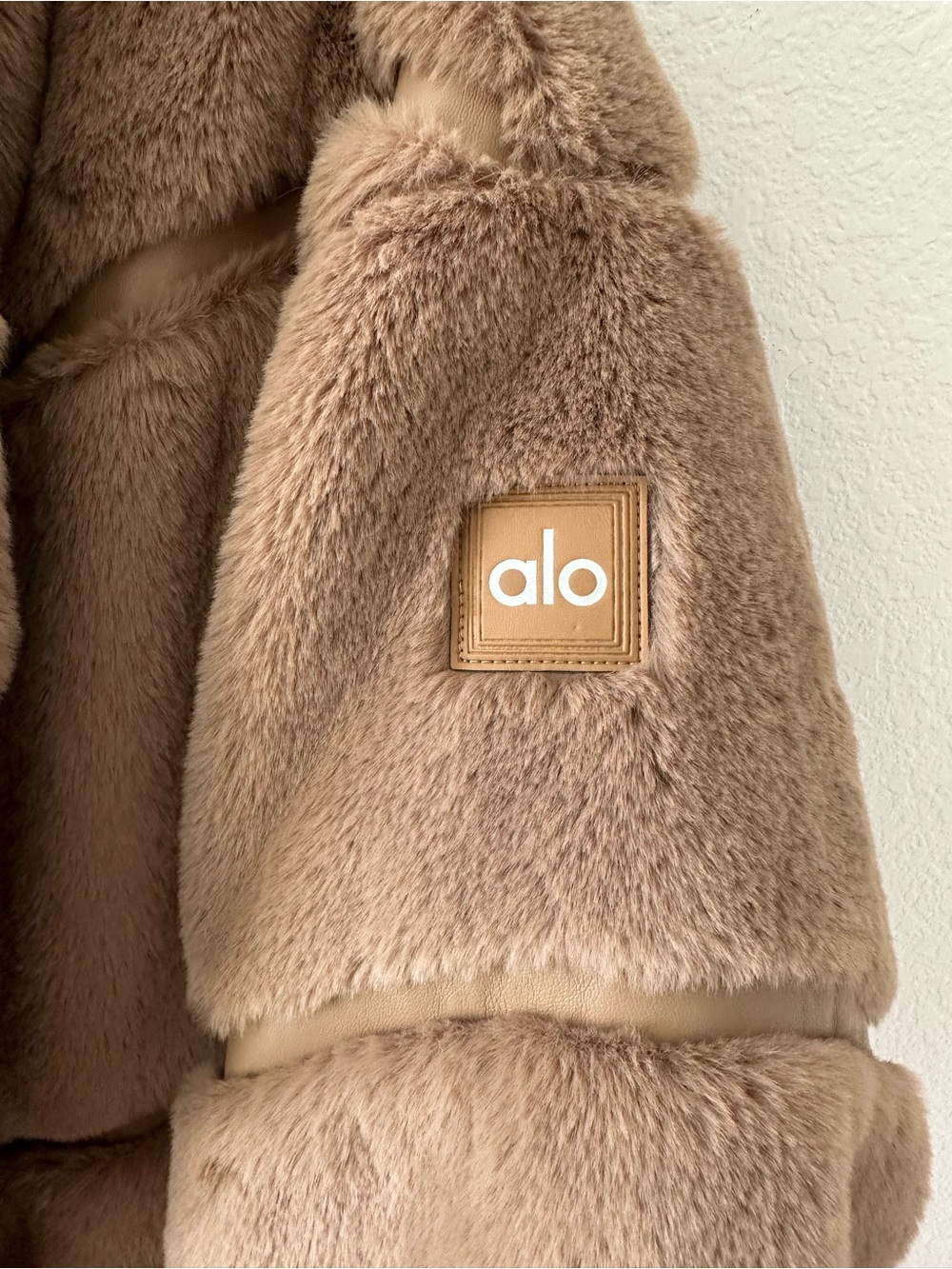 ALO YOGA Faux Fur Cascade Jacket in Toasted Almond Brown SZ XS - Picture 4 of 7